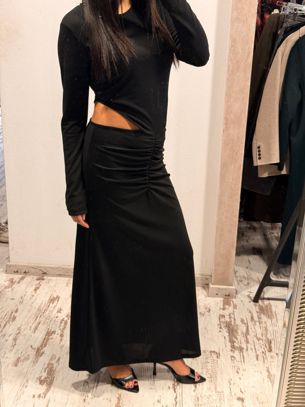 Abito lungo nero con cut-out in vita e maniche lunghe, scollo rotondo