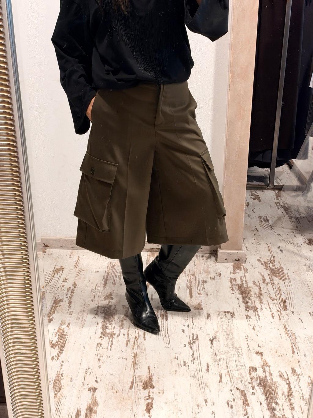 Bermuda cargo verde oliva con tasche laterali e chiusura frontale.