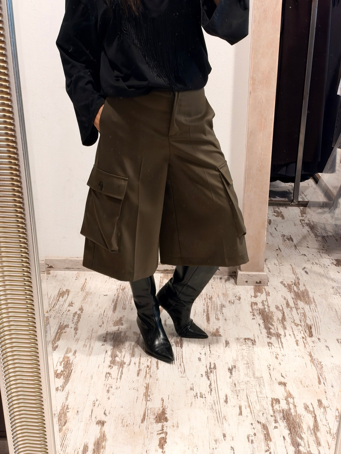 Bermuda cargo verde oliva con tasche laterali e chiusura frontale.