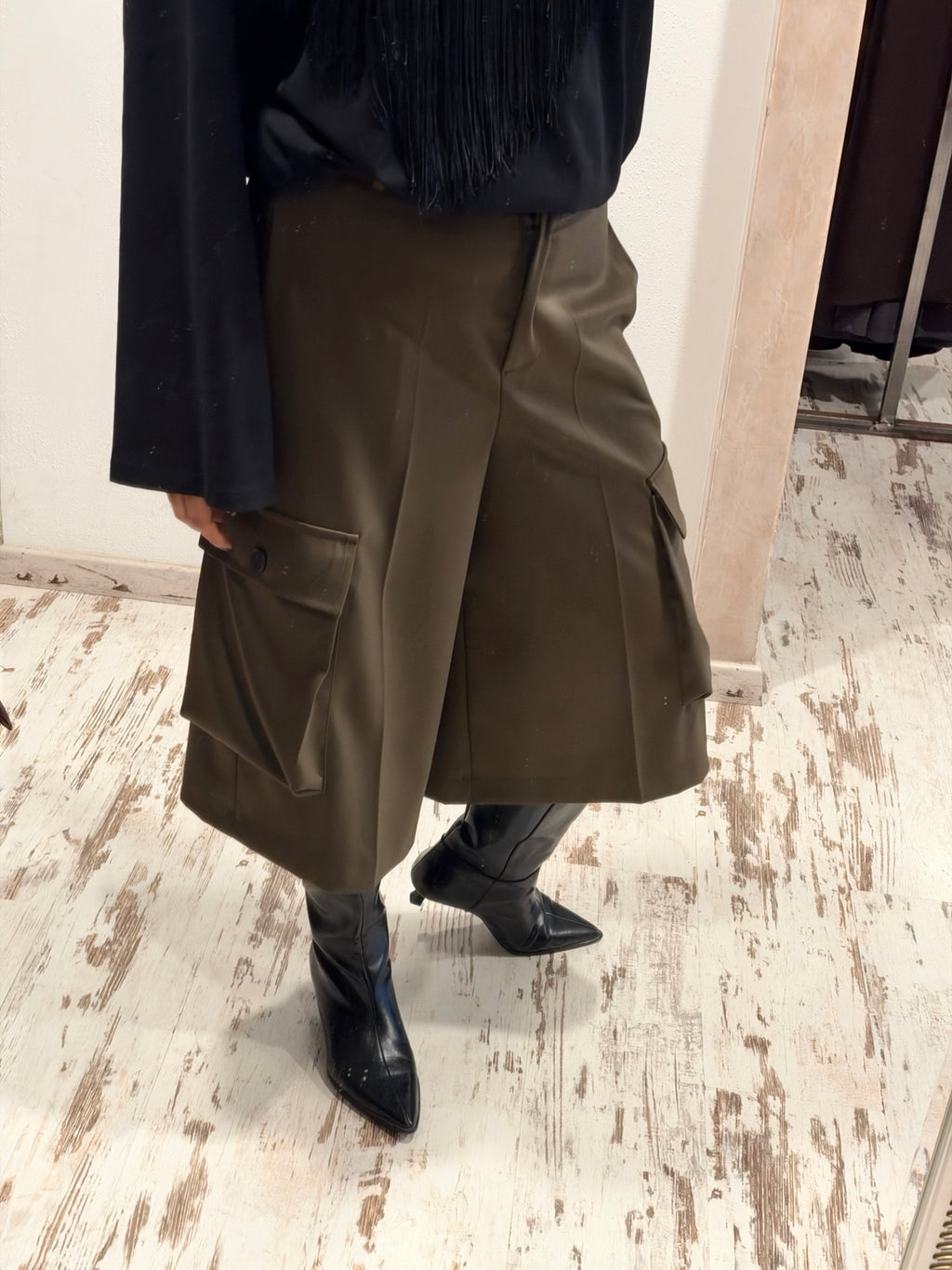 Bermuda cargo verde oliva con tasche cargo e pieghe davanti.