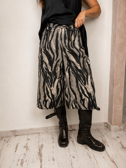 Bermudone jeans zebrato HaveOne indossato allo specchio