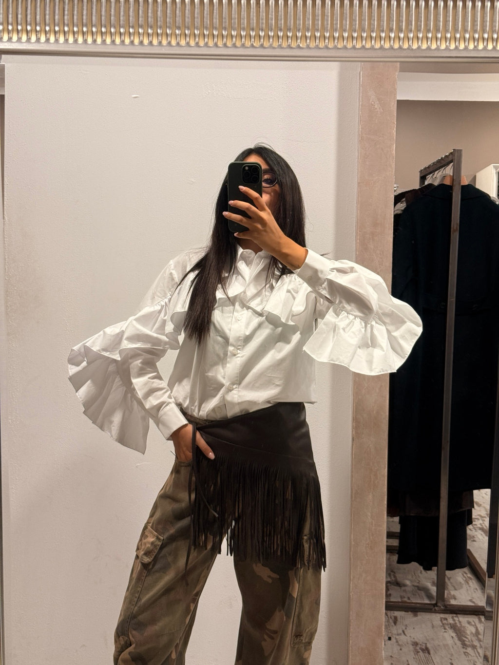 Camicia bianca con balze voluminose sulle spalle e bottoni frontali