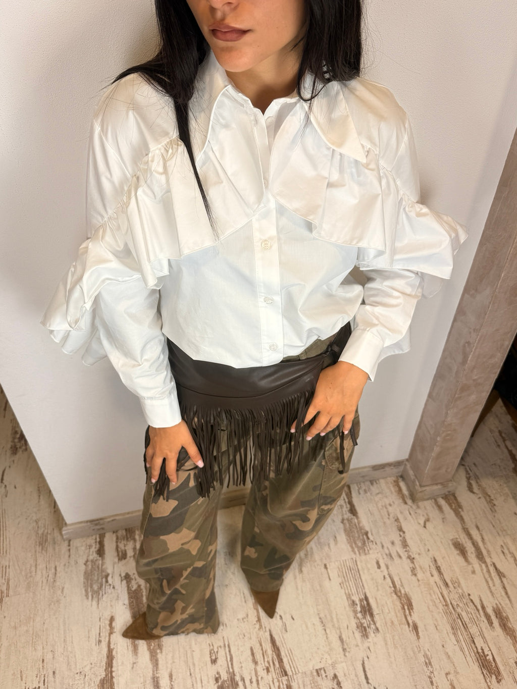 Camicia bianca con balze e colletto, bottoni frontali e maniche lunghe
