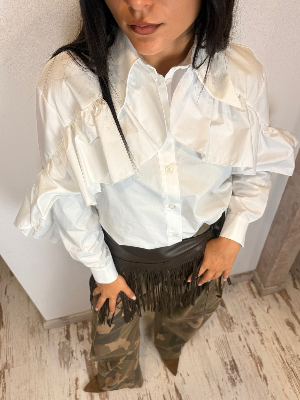 Camicia bianca con volant sul davanti e balze sulle spalle, chiusura a bottoni