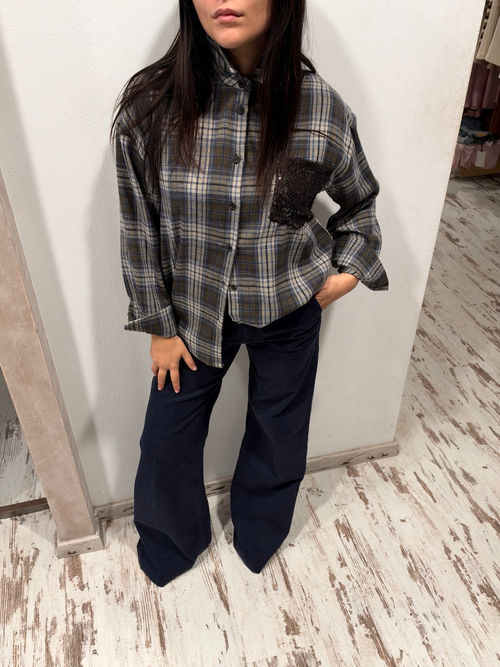 Camicia a quadri blu e grigi con tasca in paillettes scure, bottoni e maniche lunghe