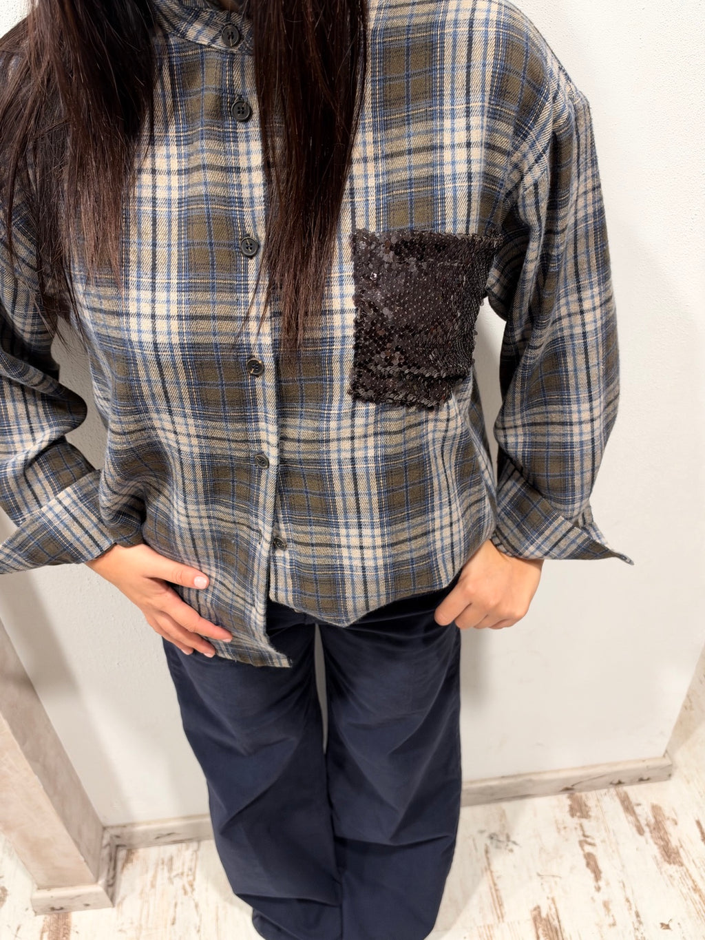Camicia a quadri blu e grigi con tasca in paillettes scure, chiusura bottoni