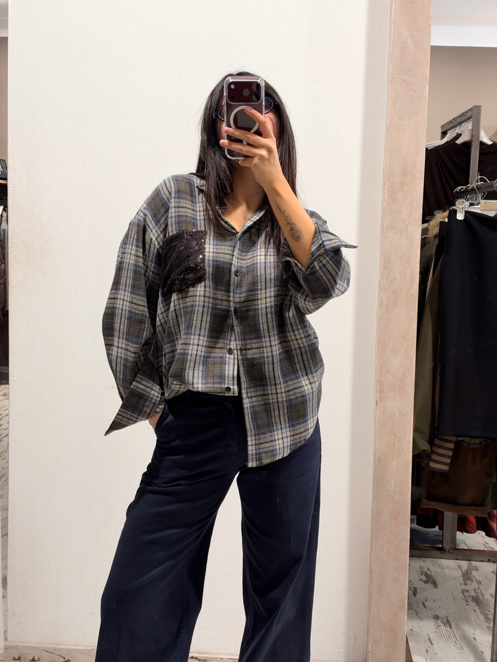 Camicia a quadri blu e grigi con tasca in paillettes scure, colletto e bottoni