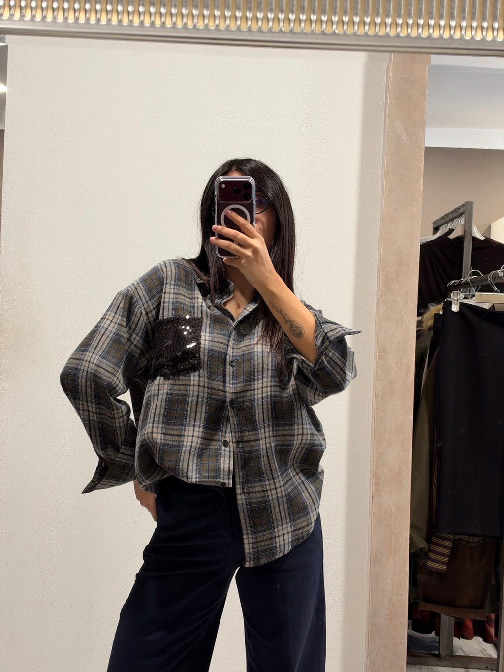 Camicia a quadri blu e grigi con tasca in paillettes scure sul davanti, bottoni
