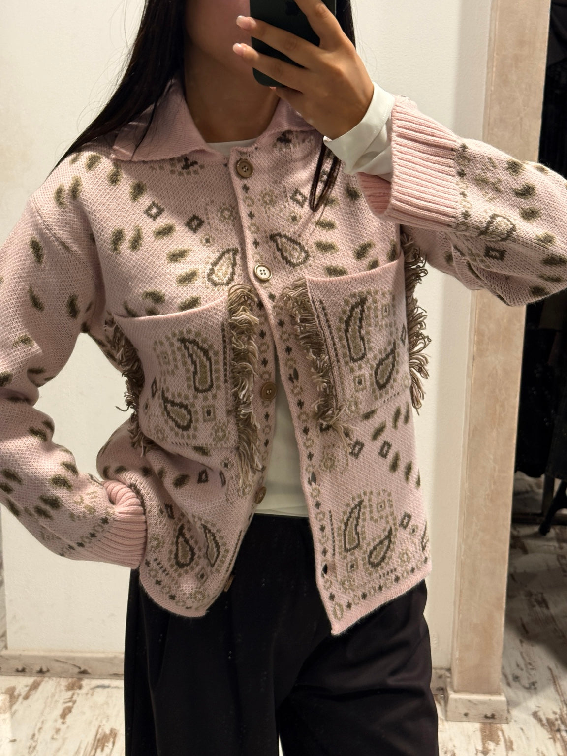 Cardigan bandana rosa con pantalone nero