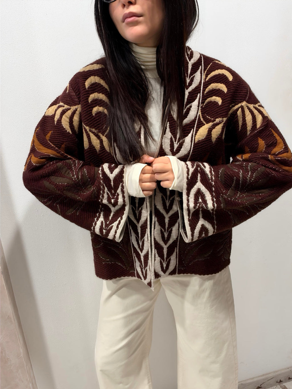 Cardigan jacquard marrone con motivo foglie e intarsi beige, maniche lunghe.