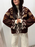 Cardigan jacquard marrone con motivo foglie e intarsi beige, maniche lunghe.
