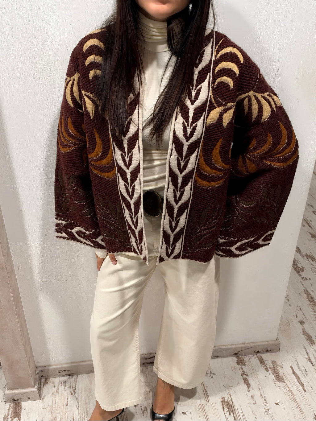 Cardigan jacquard marrone con motivo foglie beige e inserti chiari, scollo a V.