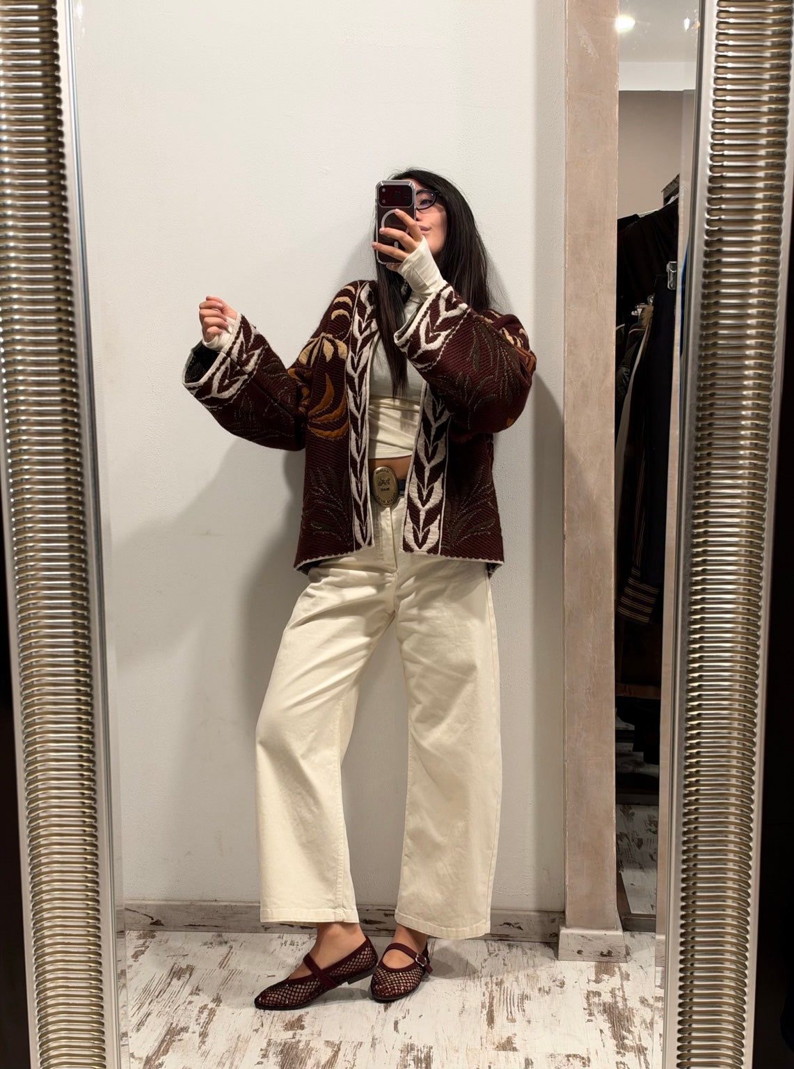 Cardigan jacquard marrone con motivo foglie beige, maniche lunghe e scollo a V.