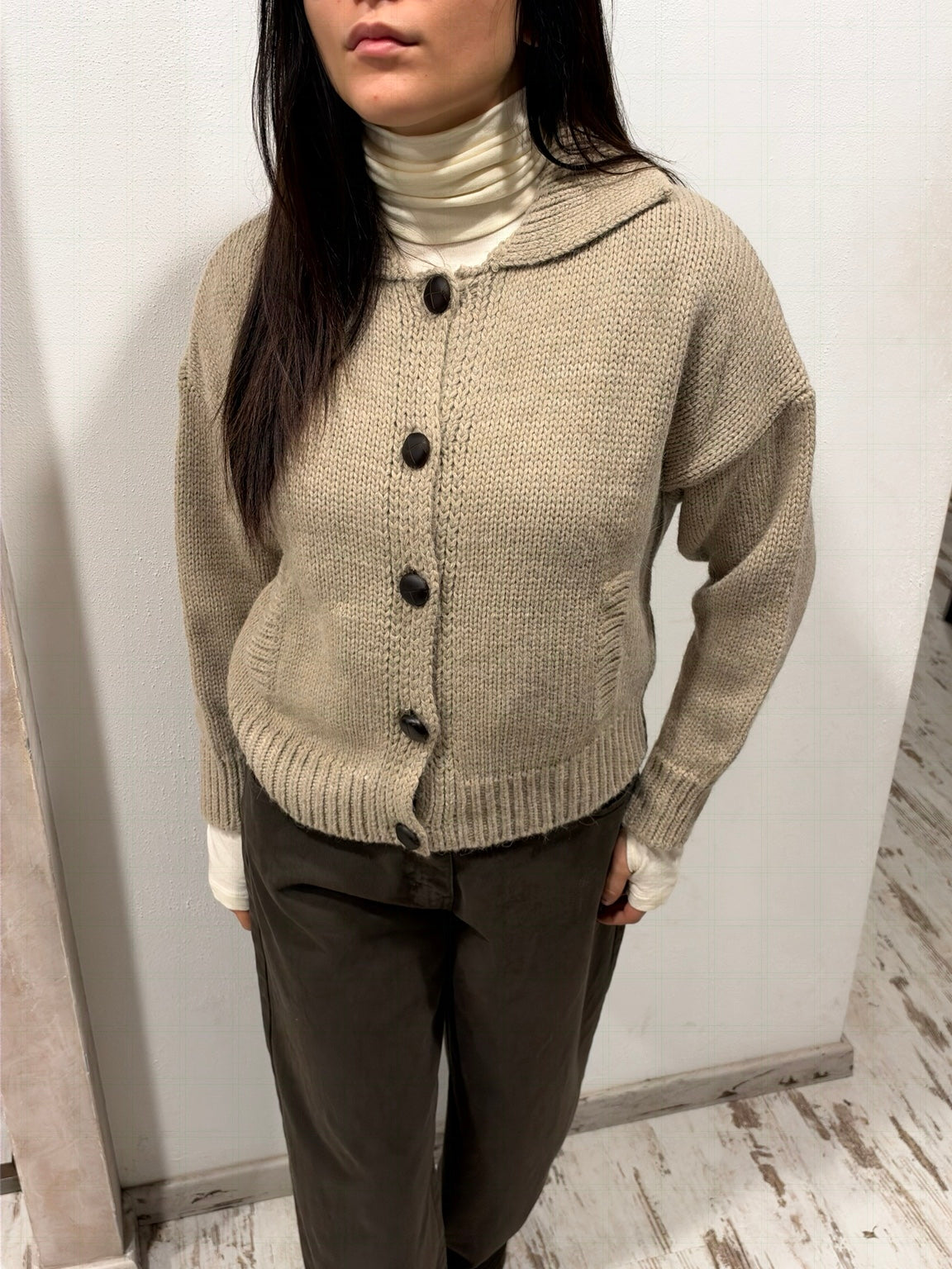 Cardigan misto lana Vicolo beige indossato