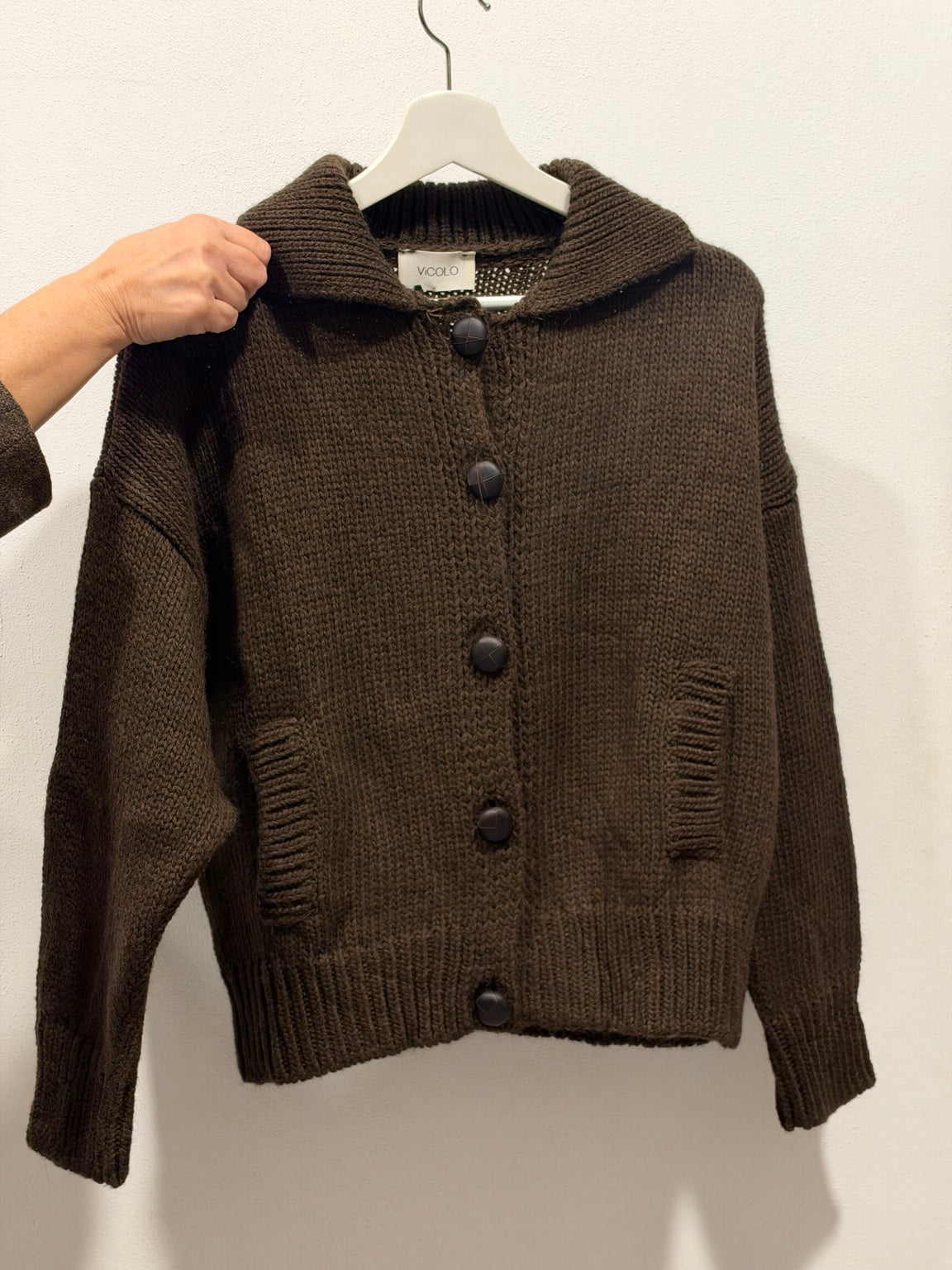 Cardigan in maglia marrone con bottoni frontali e lavorazione a punti sul fianco