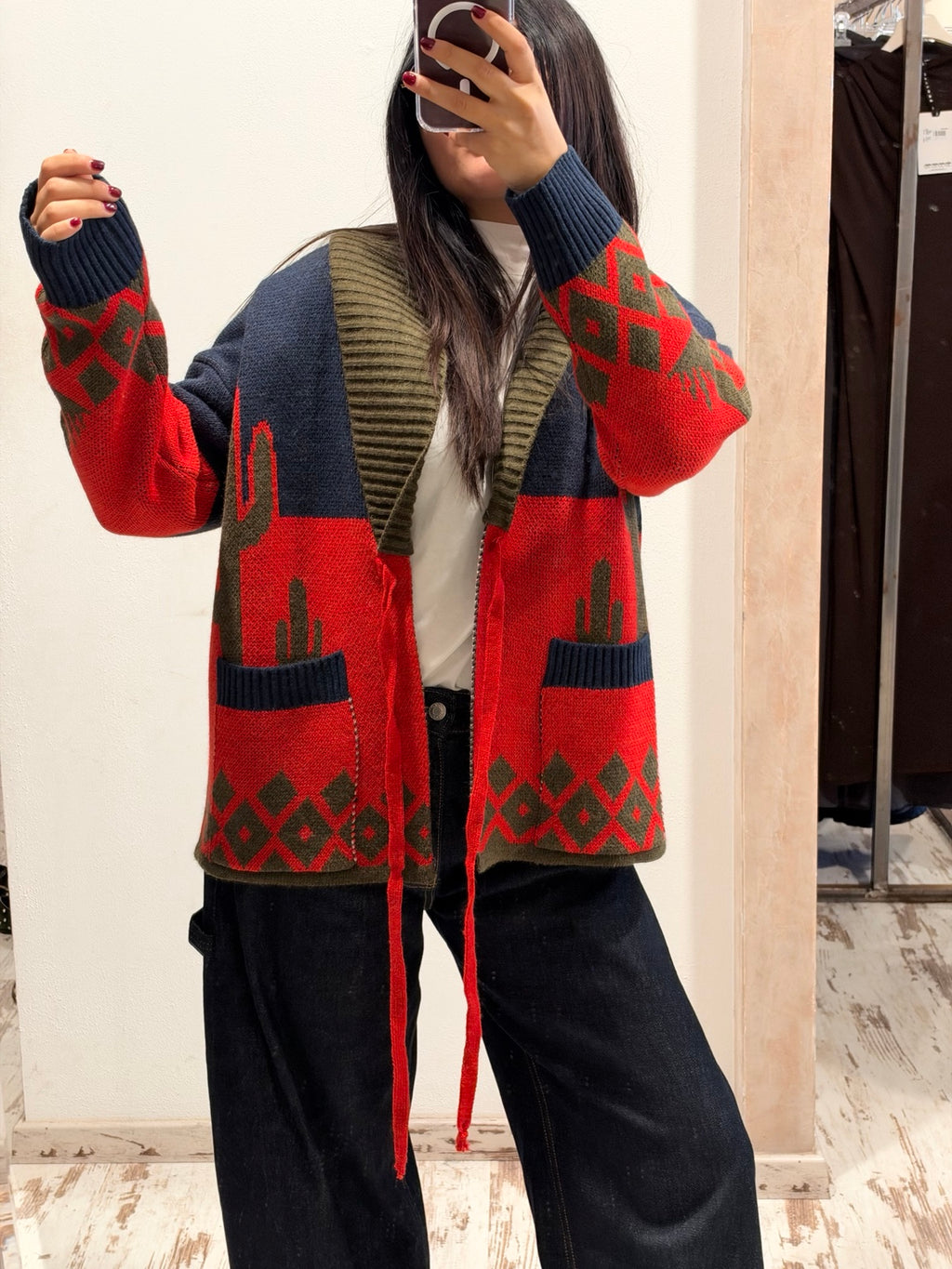 Dettaglio cardigan Vicolo con tasche e motivo grafico
