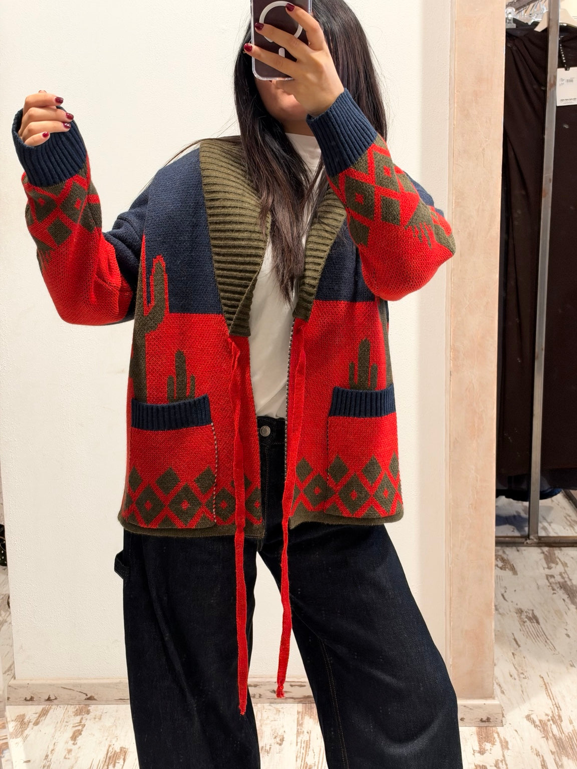 Dettaglio cardigan Vicolo con tasche e motivo grafico