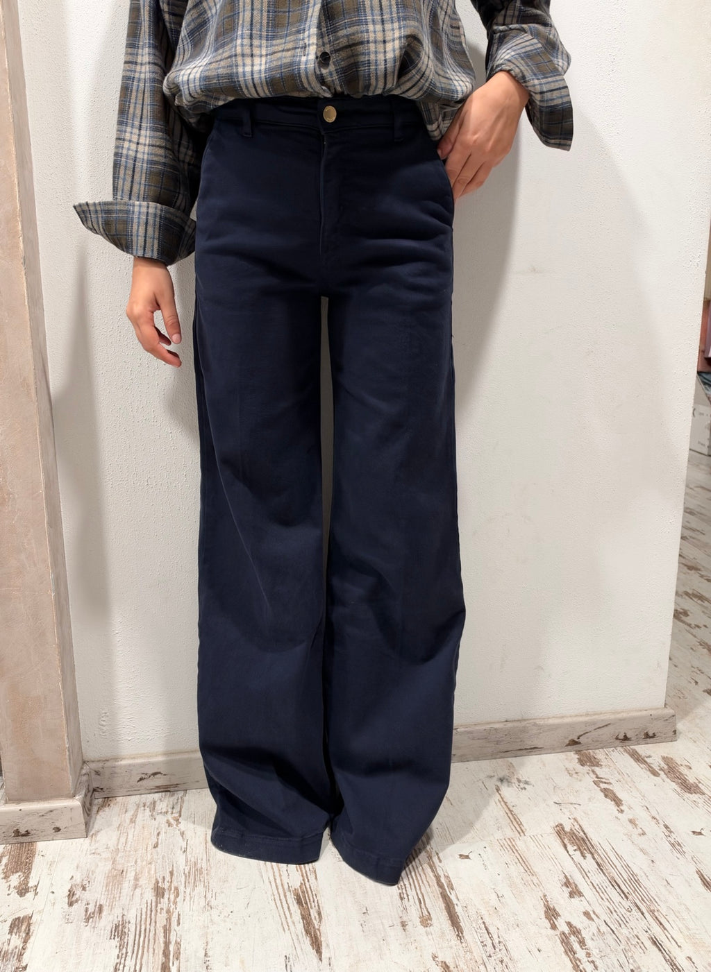 Pantaloni in denim blu scuro a gamba ampia, vita con bottoni e tasche frontali