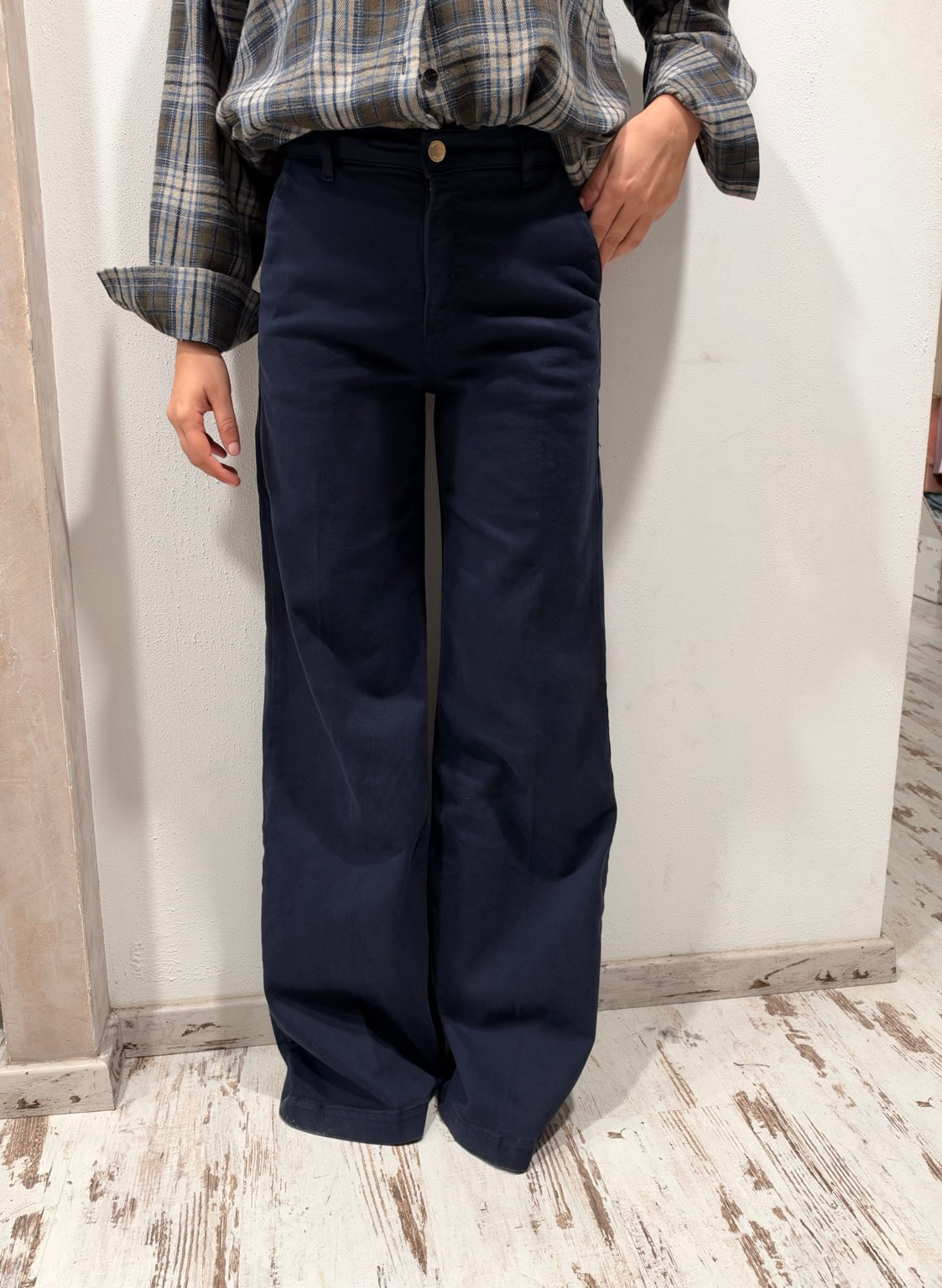 Pantaloni in denim blu scuro a gamba ampia, vita con bottoni e tasche frontali