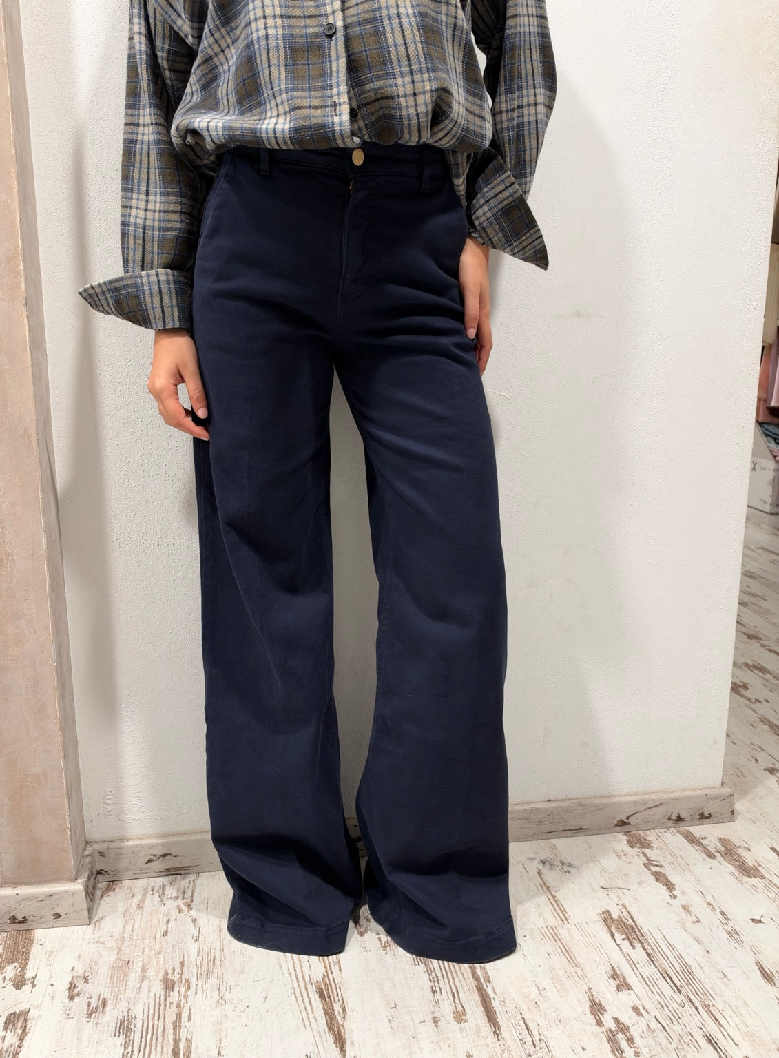 Jeans blu scuro a gamba ampia, vita con bottone e passanti, tasche laterali