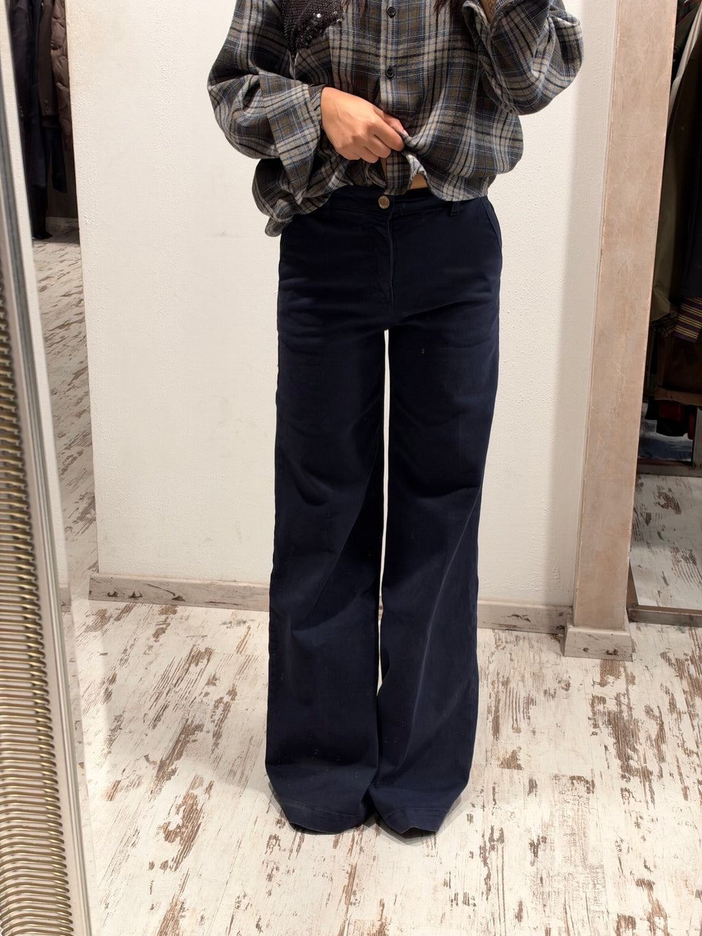 Jeans blu scuro a gamba ampia con passanti, bottoni in vita e tasche frontali
