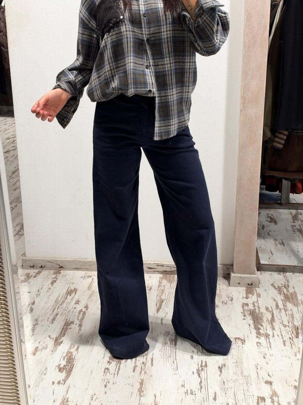 Jeans blu scuro a gamba ampia, passanti in cintura e cuciture verticali sul davanti