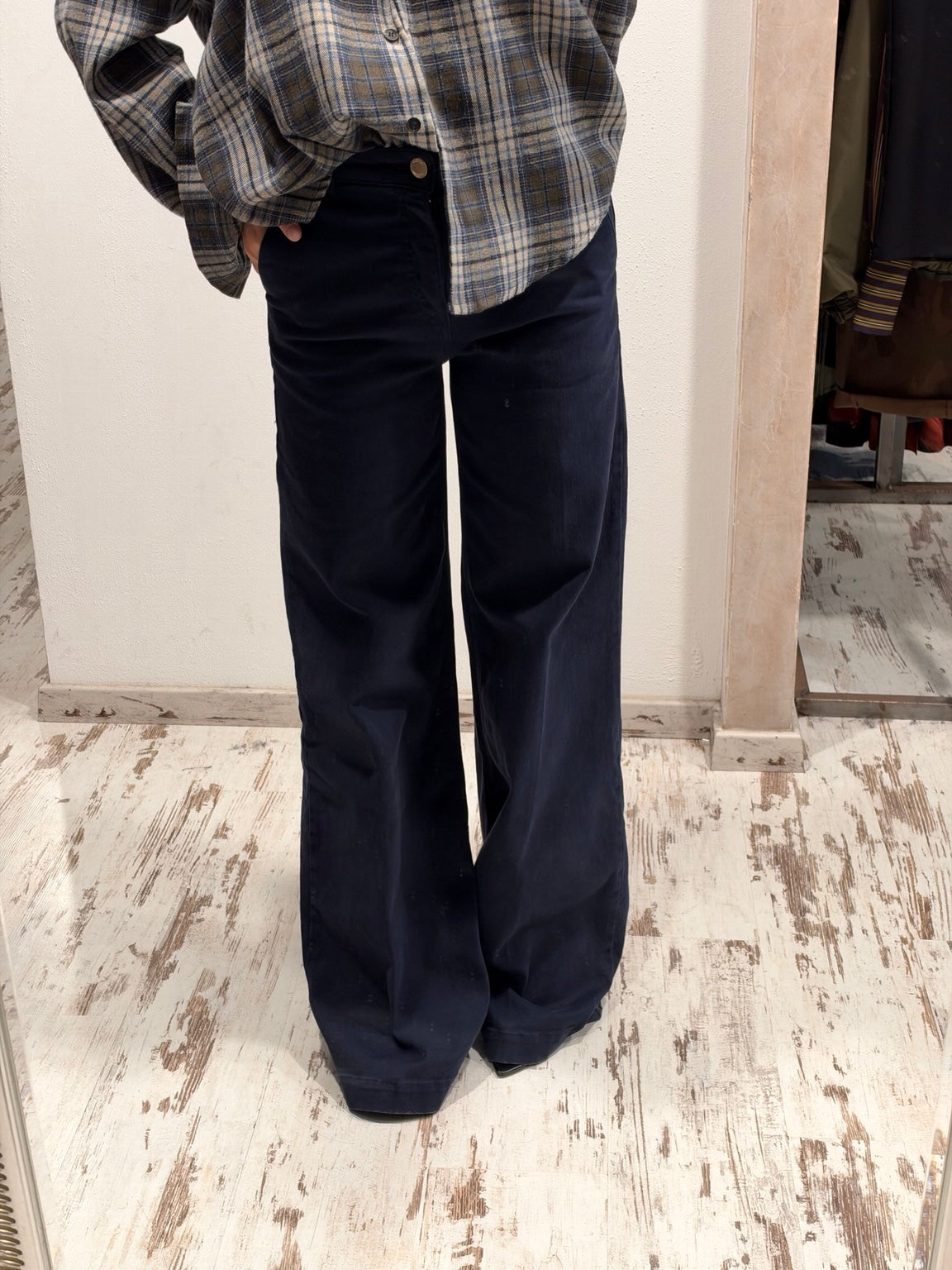 Pantaloni in denim blu scuro, gamba ampia e vita con bottone, tasche e passanti