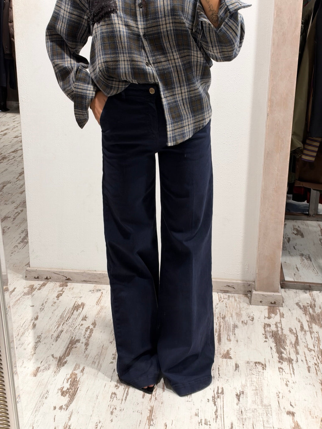 Jeans blu scuro a gamba ampia con bottoni in vita, cuciture verticali e tasche laterali