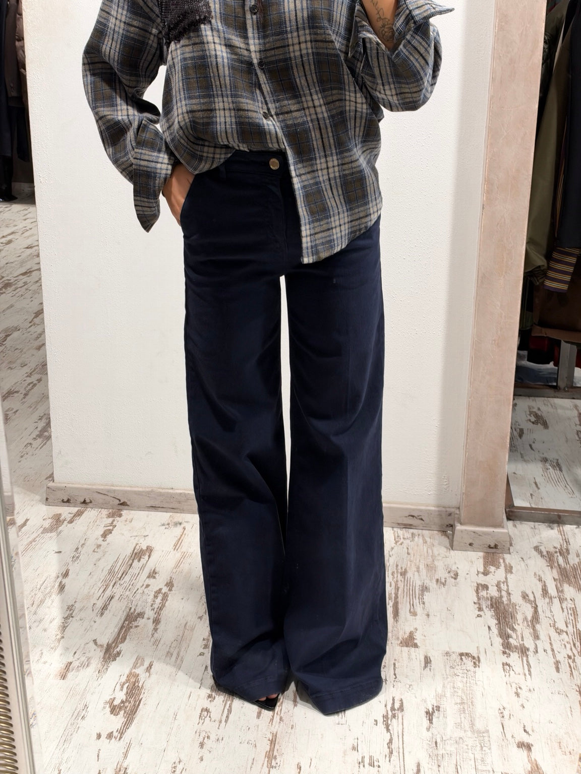 Jeans blu scuro a gamba ampia con bottoni in vita, cuciture verticali e tasche laterali