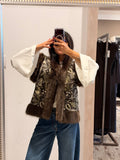 Gilet in pelliccia marrone con inserto fantasia floreale davanti