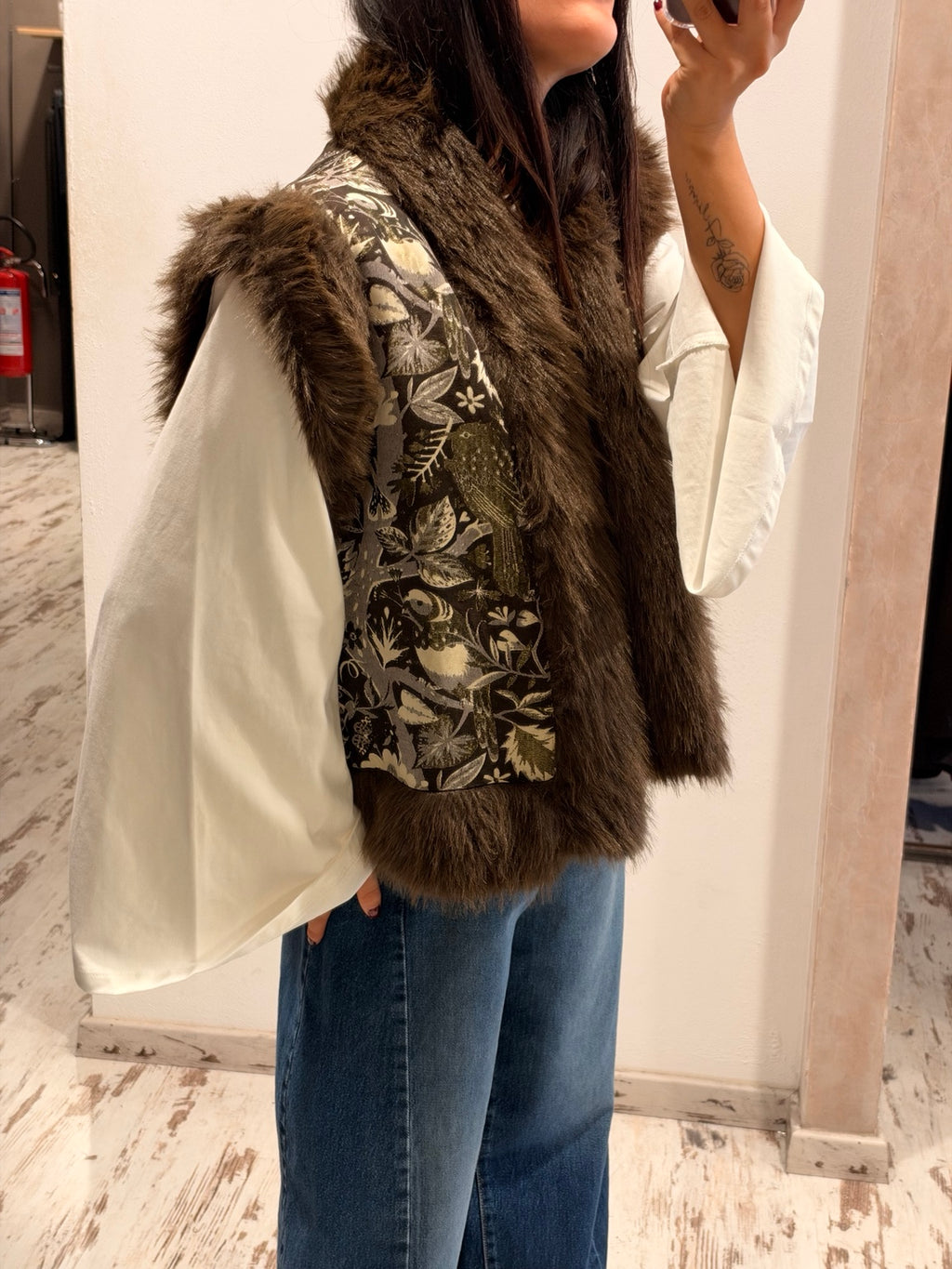 Gilet pelliccia marrone con fodera fantasia foglie e bordi scamosciati