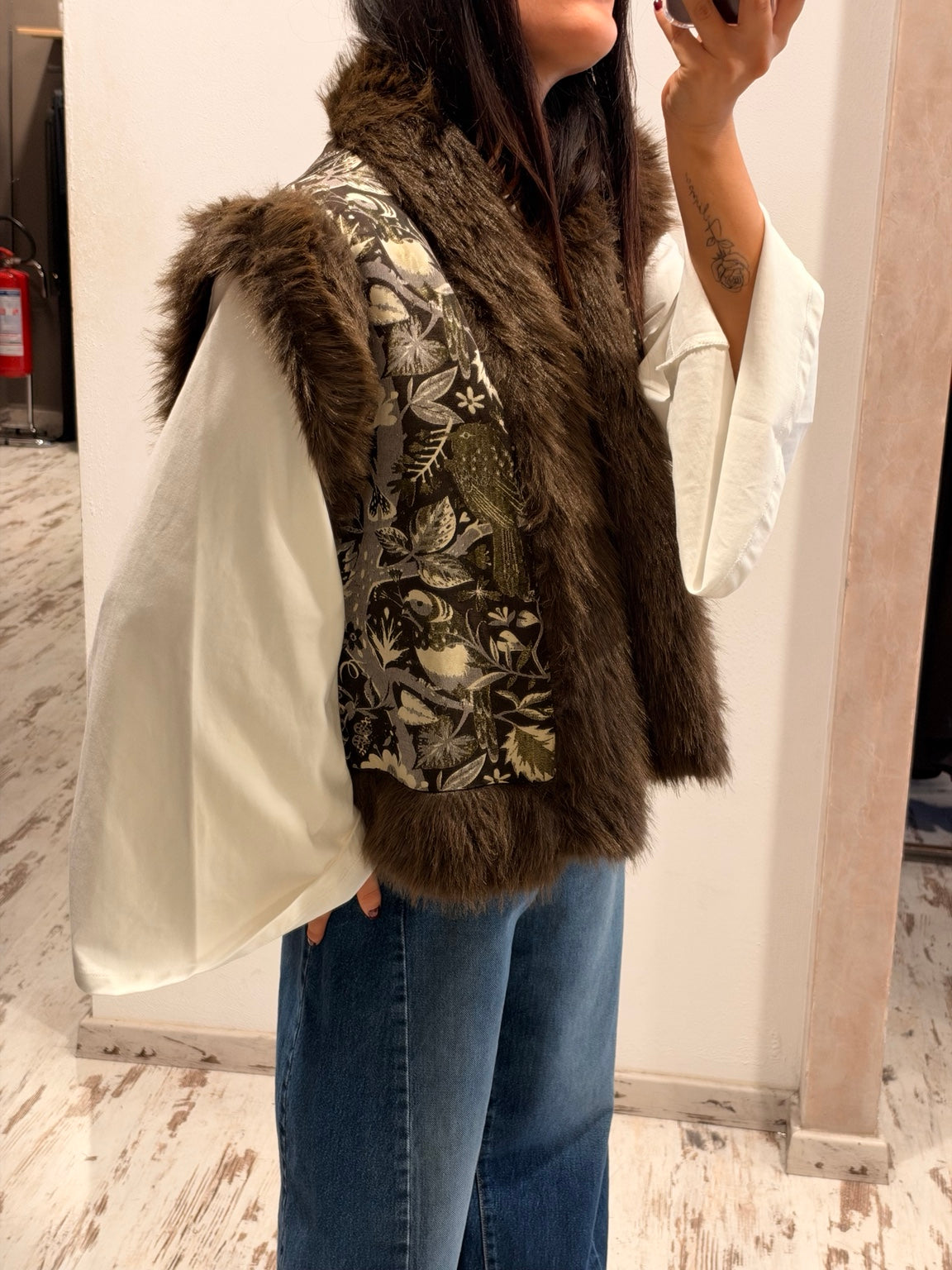 Gilet pelliccia marrone con fodera fantasia foglie e bordi scamosciati