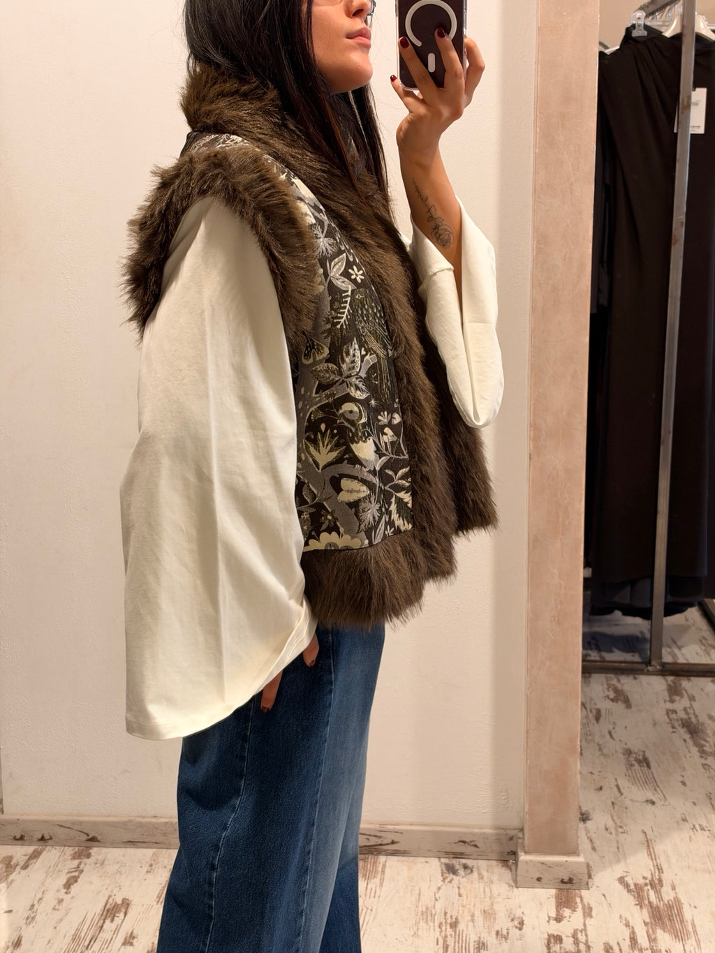 Gilet in pelliccia marrone con fantasia botanica a pannello frontale