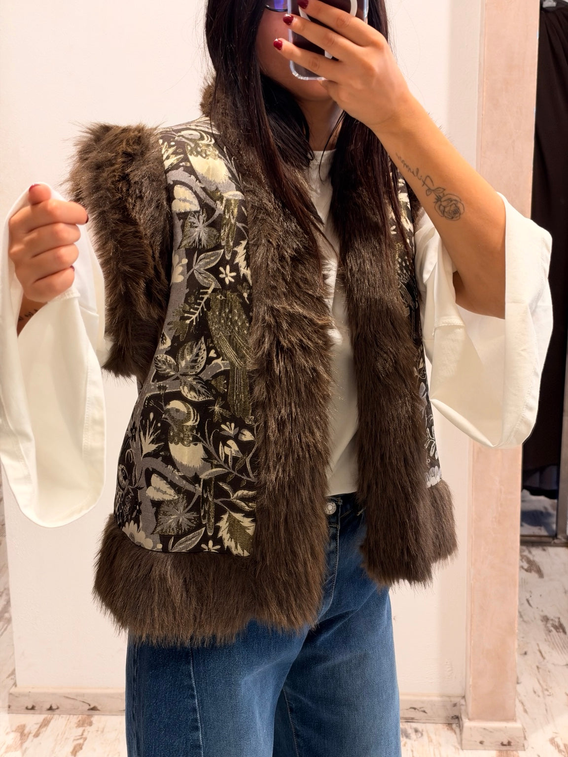 Gilet senza maniche marrone con inserto ricamato fantasia e bordi morbidi