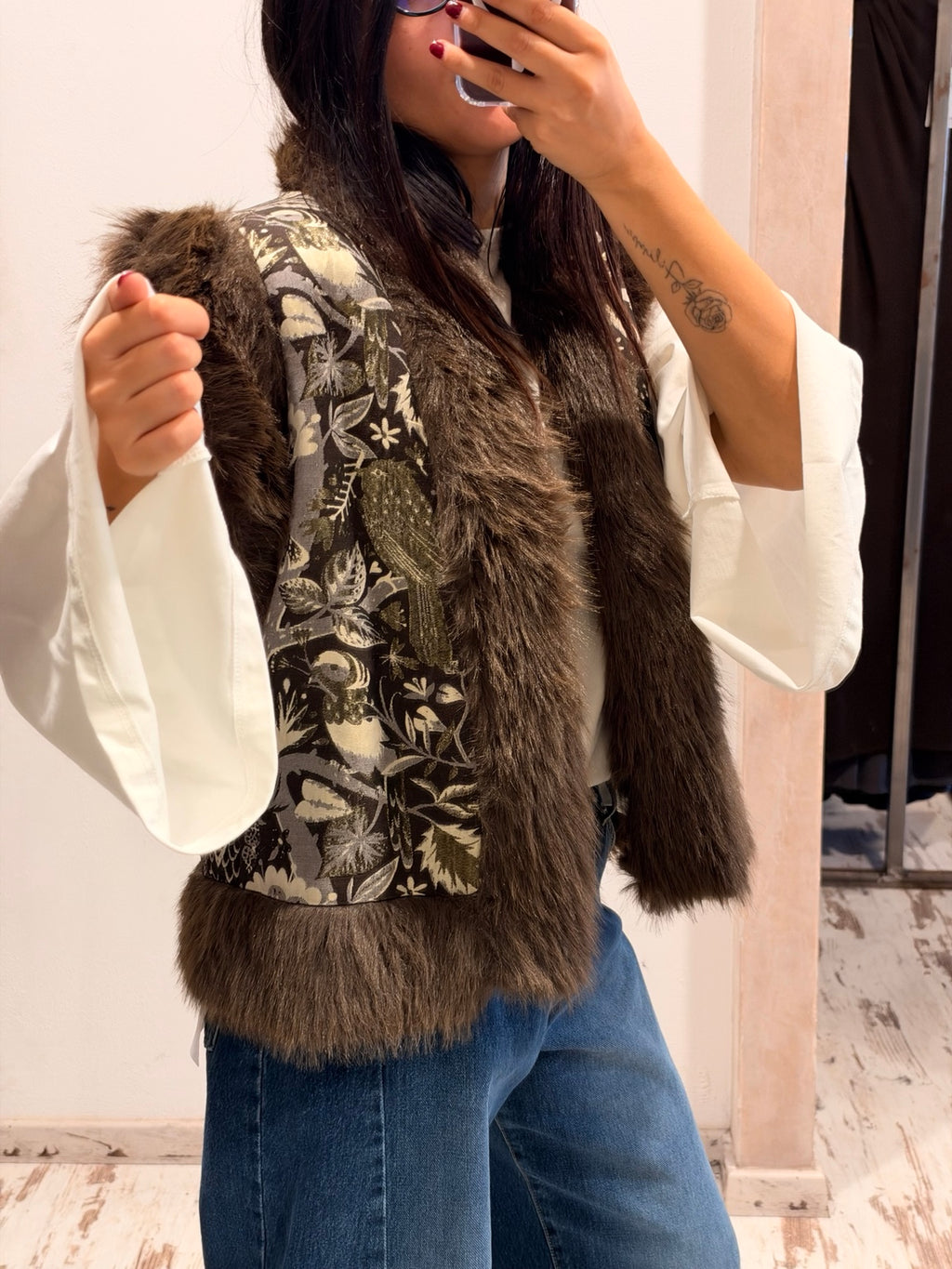 Gilet pelliccia marrone con pannello centrale fantasia foglie in tonalità chiare