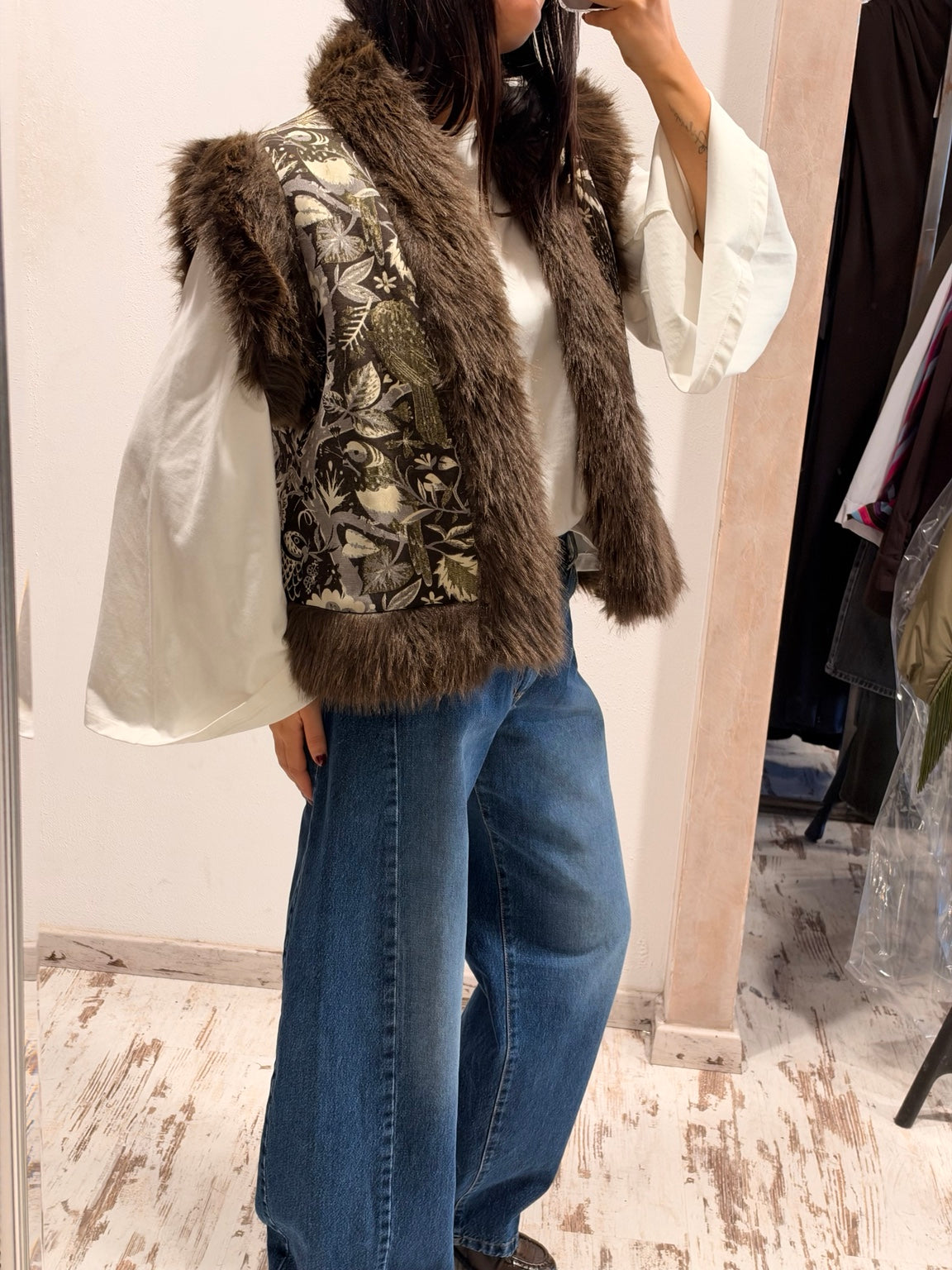 Gilet in pelliccia marrone con motivo floreale in tessuto al centro