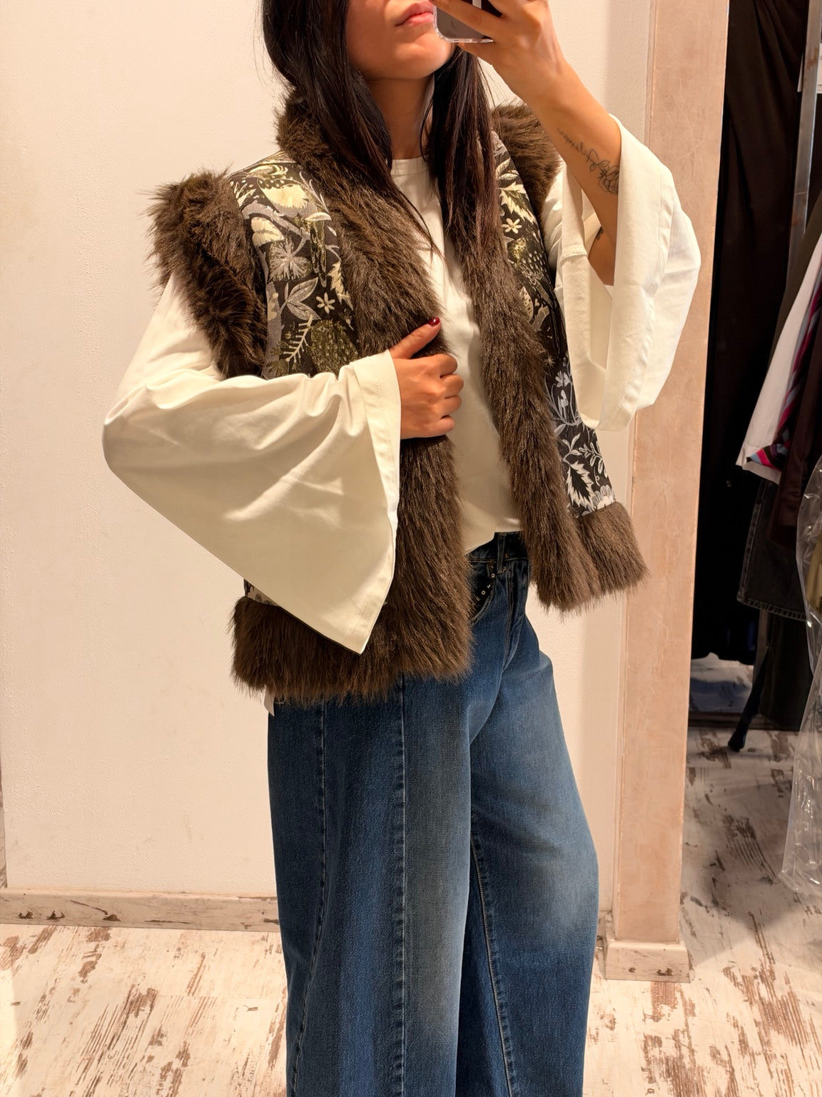 Gilet pelliccia marrone con inserto fantasia botanica e scollo a V