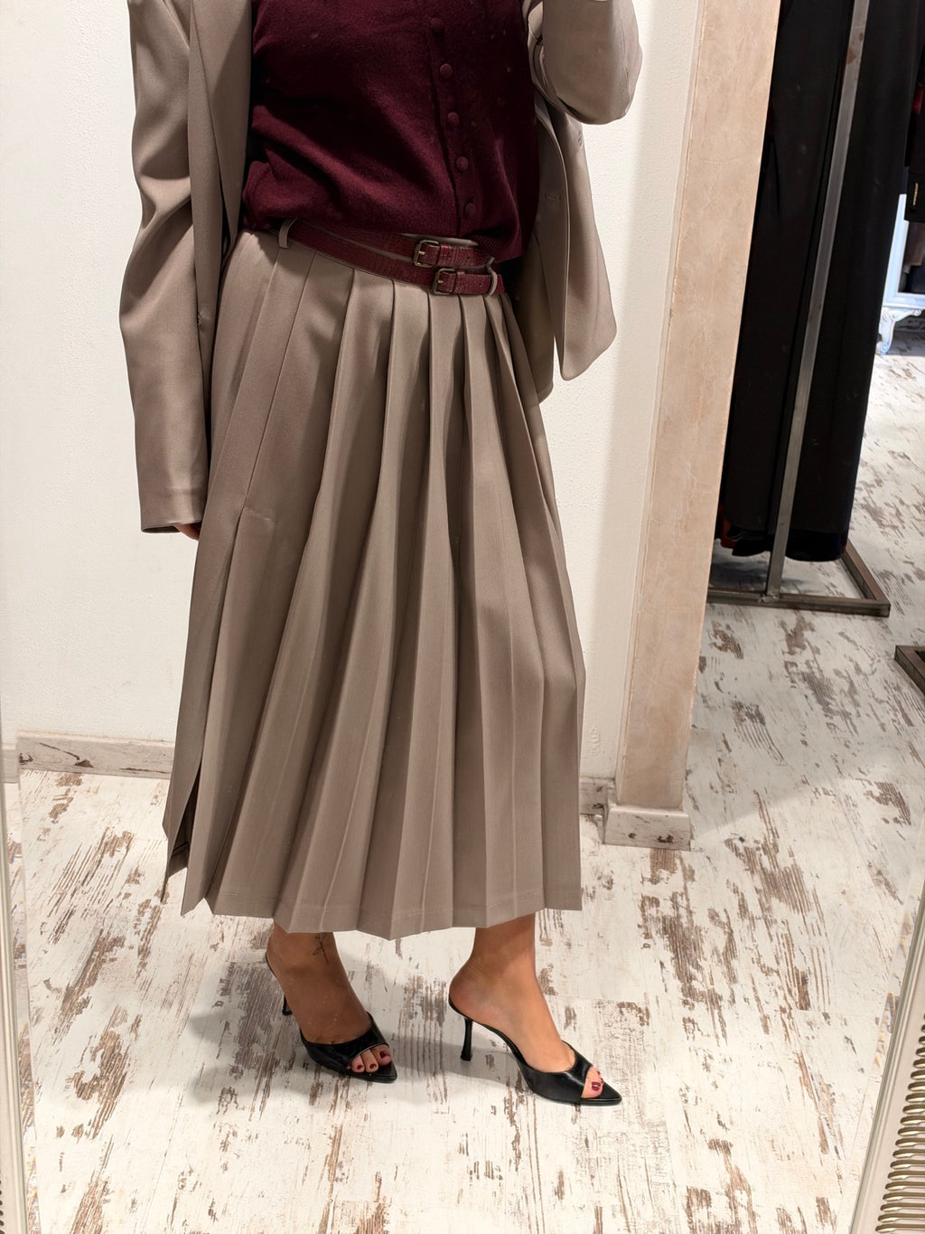 Gonna midi a pieghe taupe con cintura doppia bordeaux, vista frontale