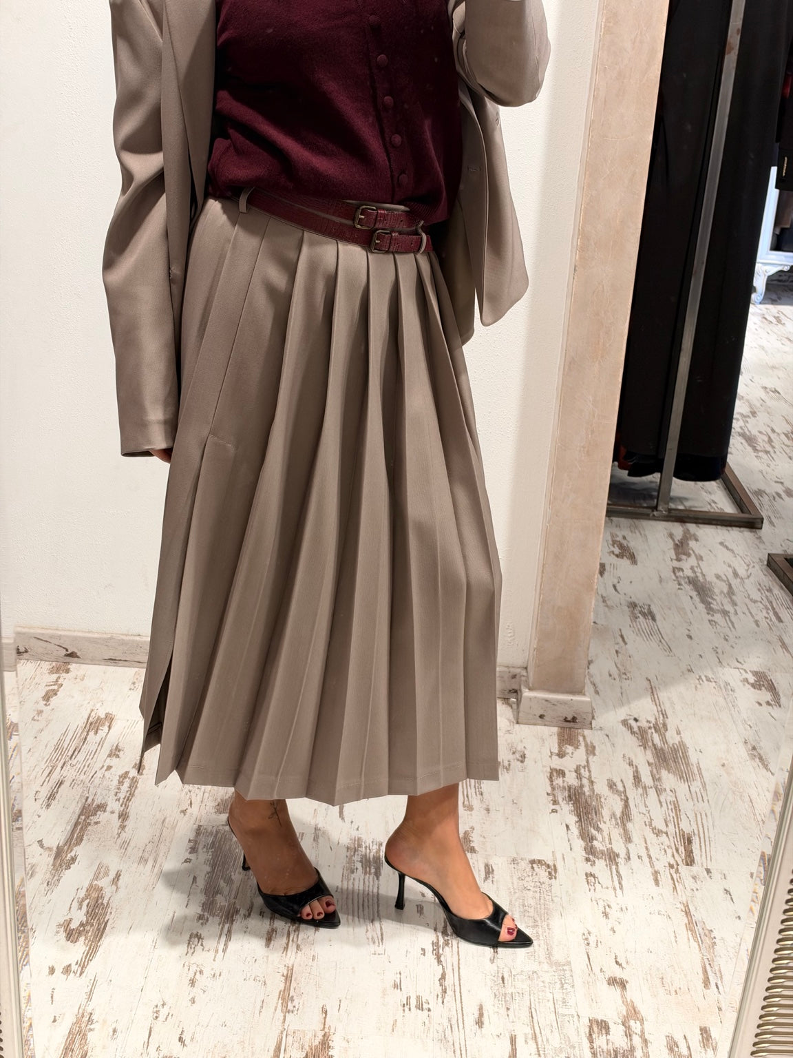 Gonna midi a pieghe taupe con cintura doppia bordeaux, vista frontale