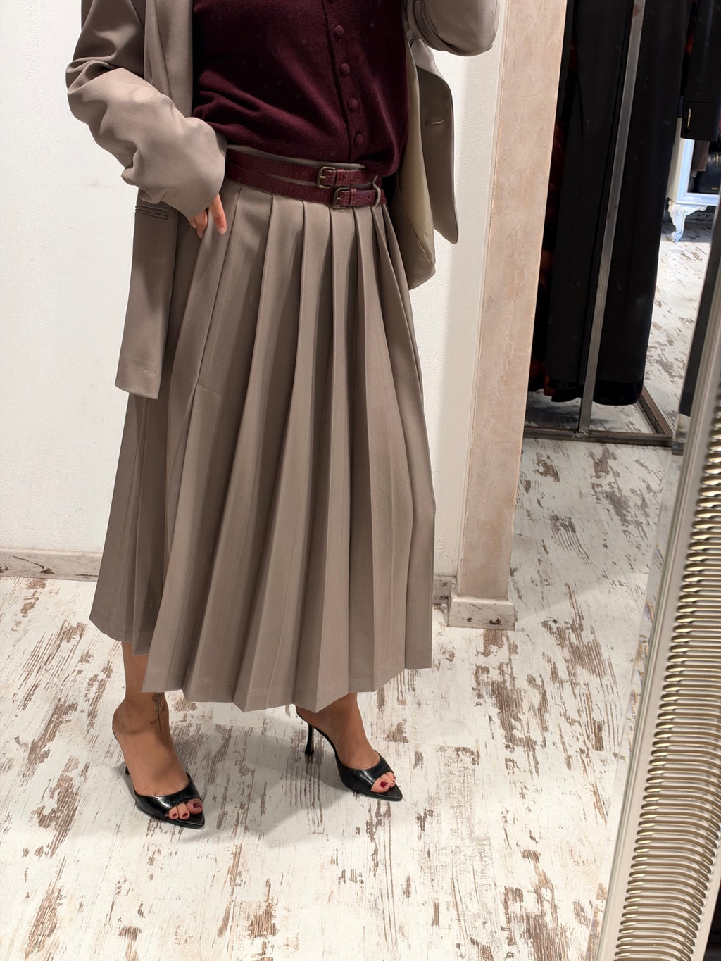Gonna midi taupe a pieghe con doppia cintura bordeaux, vista laterale