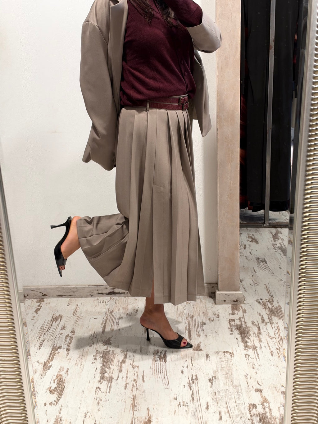 Gonna taupe plissettata con doppia cintura bordeaux, vista di profilo