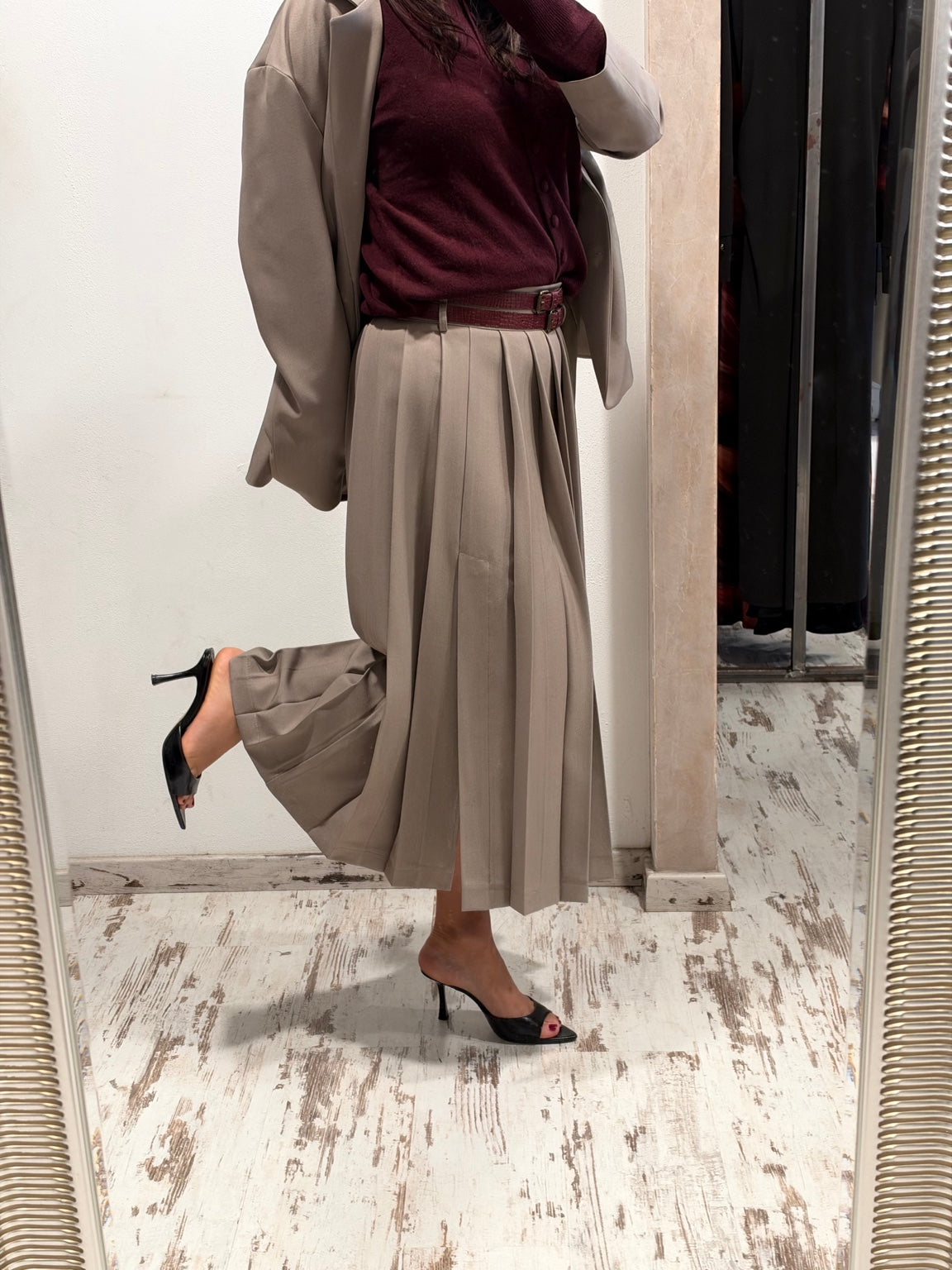 Gonna taupe plissettata con doppia cintura bordeaux, vista di profilo