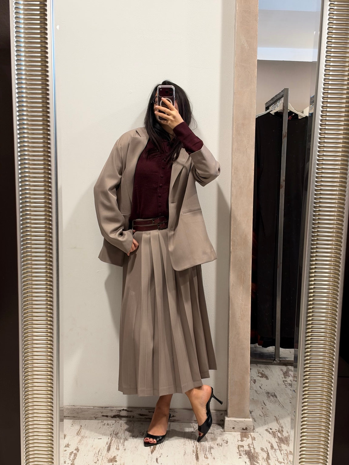 Gonna midi taupe a pieghe con doppia cintura bordeaux