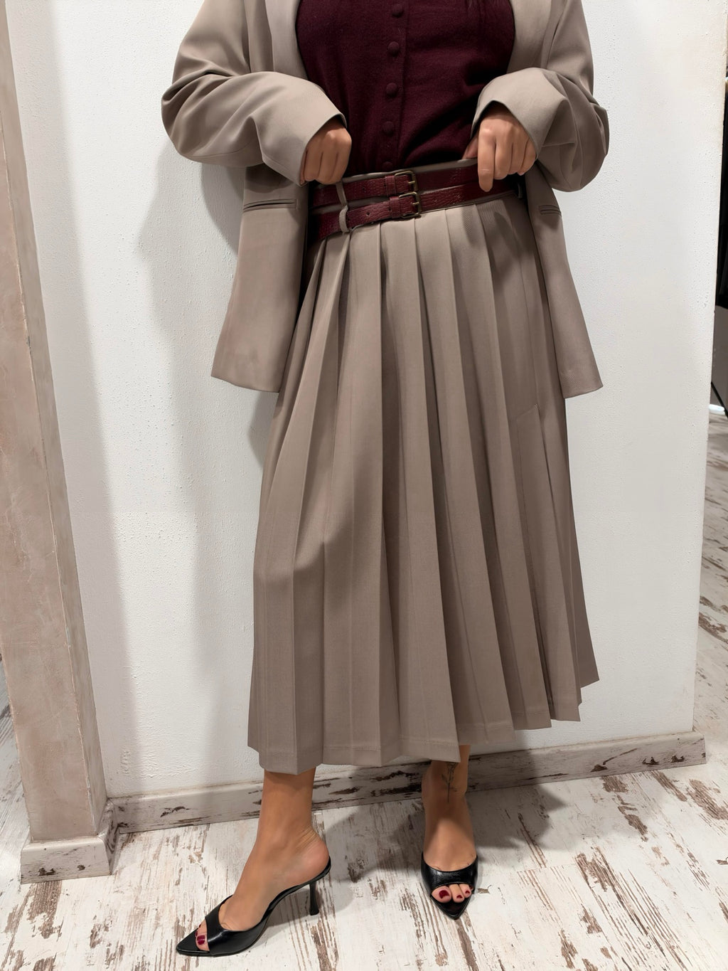 Gonna midi taupe plissettata con cintura doppia bordeaux