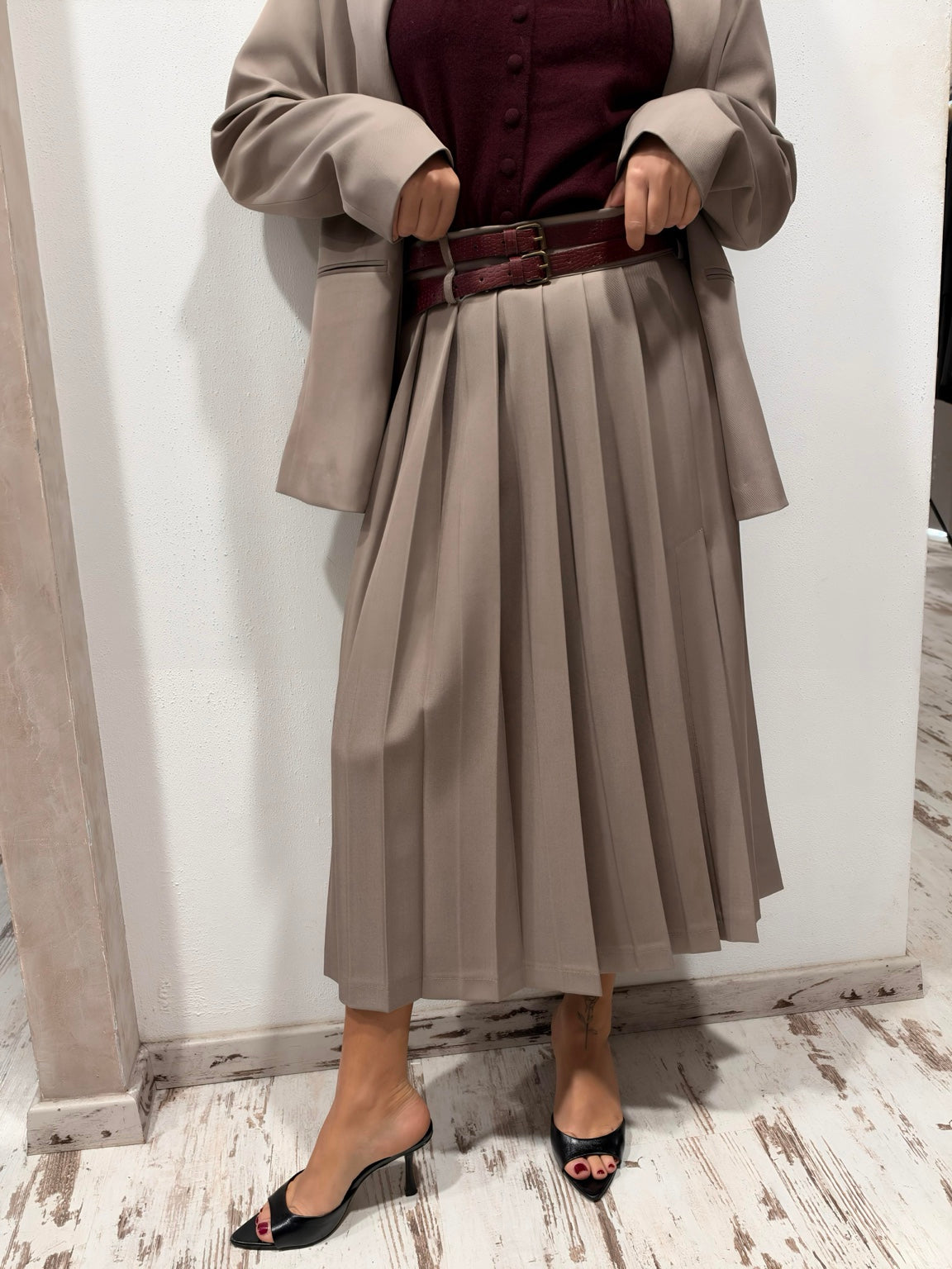 Gonna midi taupe plissettata con cintura doppia bordeaux