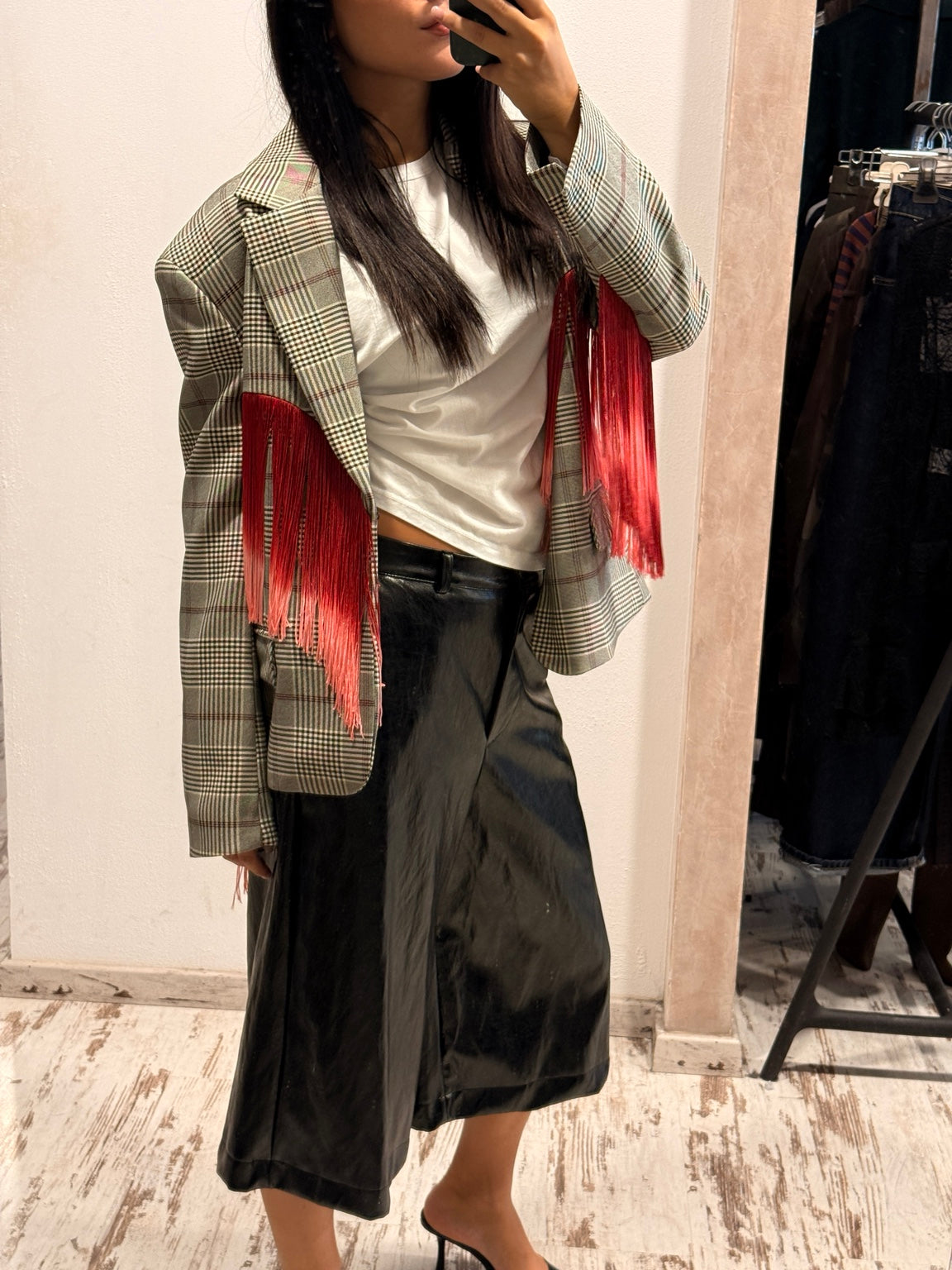 Giacca Haveone a quadri beige e rosso con frange – dettaglio