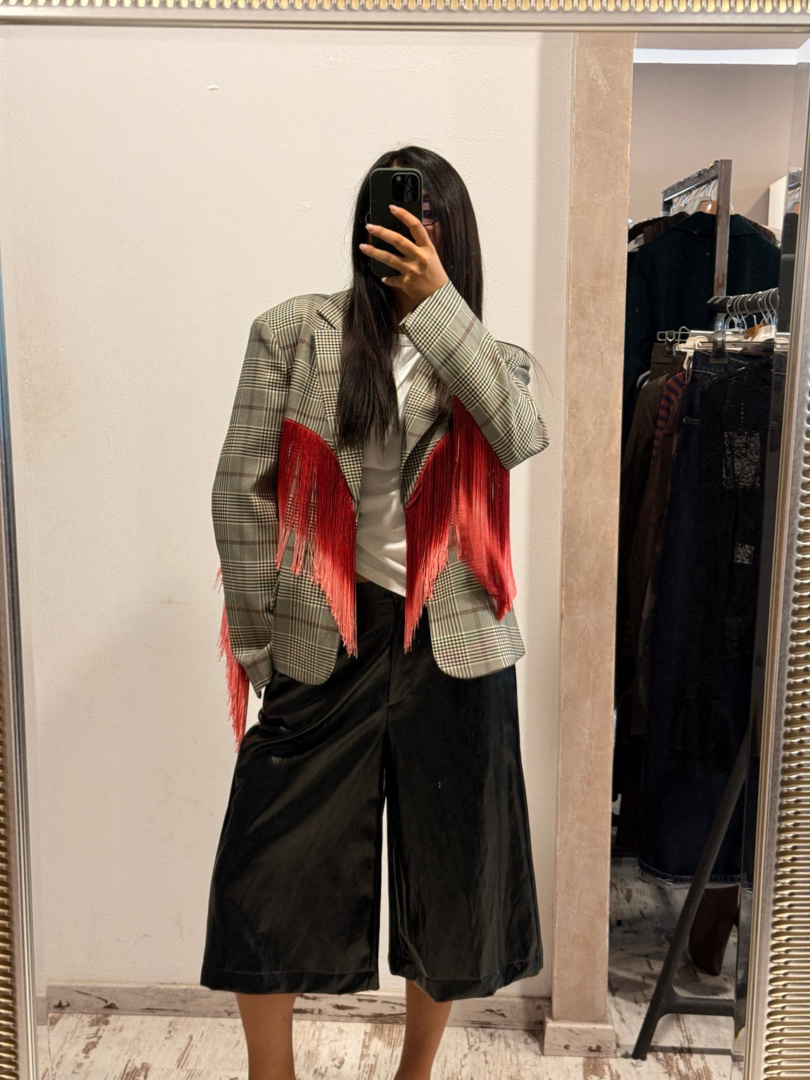 Giacca Haveone a quadri beige e rosso con frange – look completo