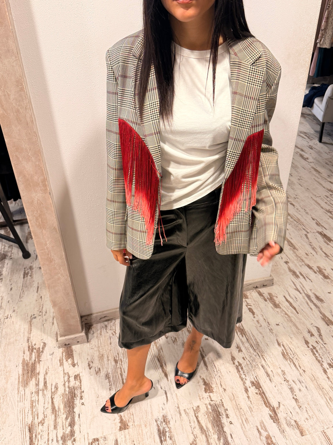 Giacca Haveone a quadri beige e rosso con frange – outfit