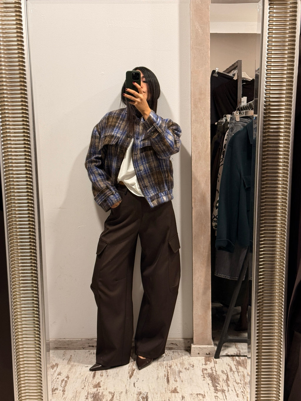 Pantaloni marroni a gamba larga con tasconi frontali e vestibilità ampia