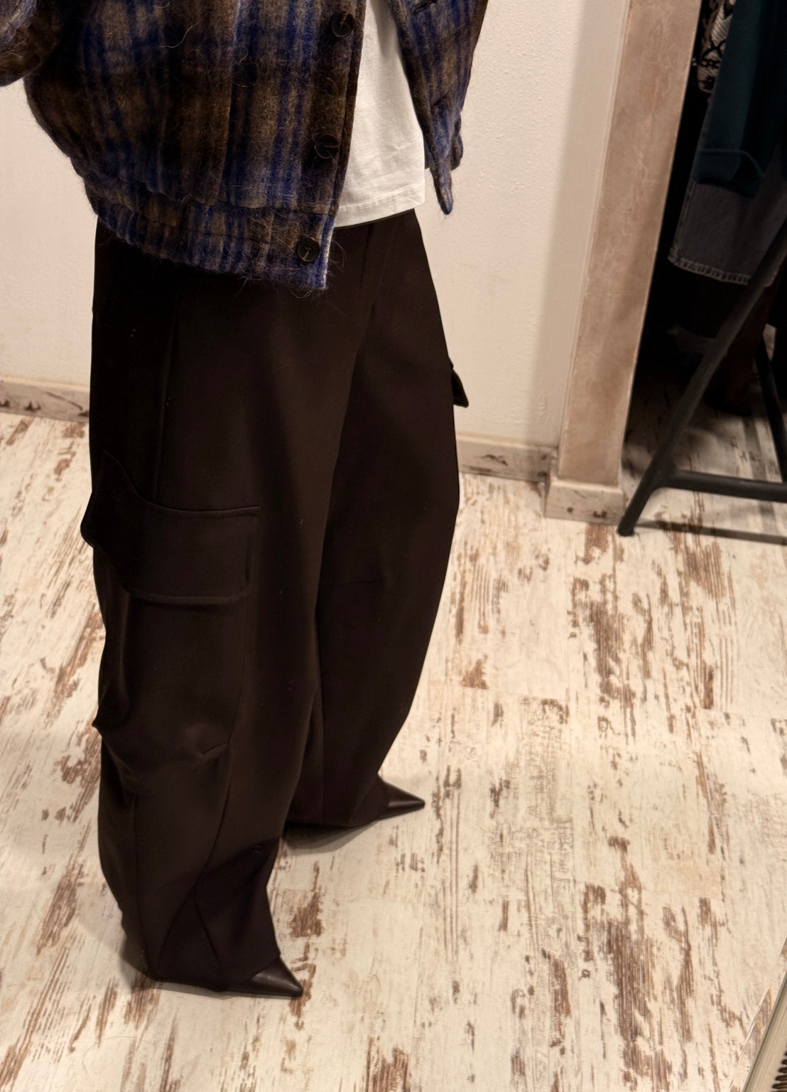 Pantaloni marroni con tasche cargo tasconi e gamba ampia a fondo leggermente svasato